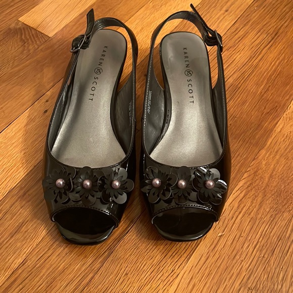 Karen Scott patent leather peep toe sling back shoes with flowers size 7.5 wide - Picture 1 of 11